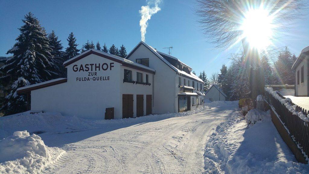 Silvester im Genussgasthof Fuldaquelle mit Schnee, Frontansicht
