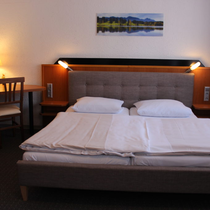 DZ_A-01 Doppelzimmer - Bett & Schreibtisch & Minibar