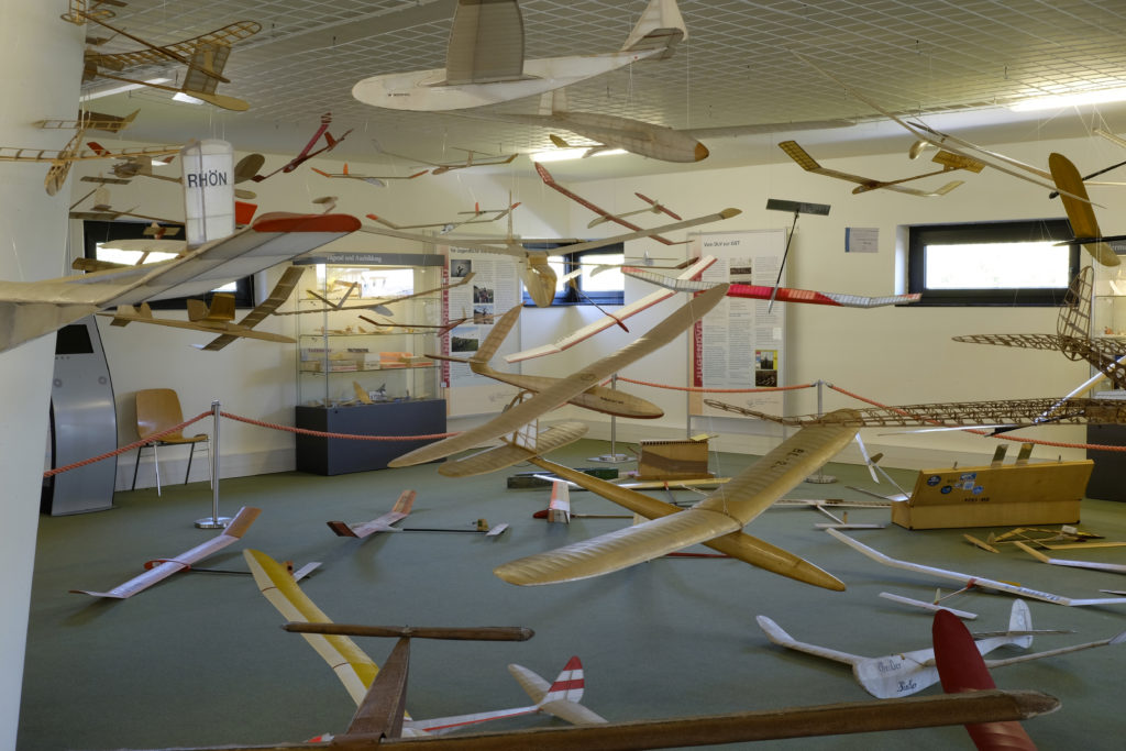 Segelflugmuseum - auf den Boden liegende oder von der Decke hängende Segelflugmodelle