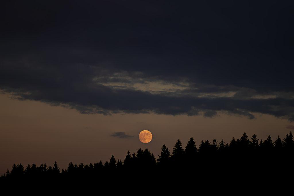 Sternenpark - Erdbeermond über Bubenbader Stein