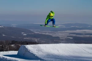Snowboarder mit Blick über die Rhön